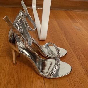 i'm selling it because I'm moving out. It's never been used.